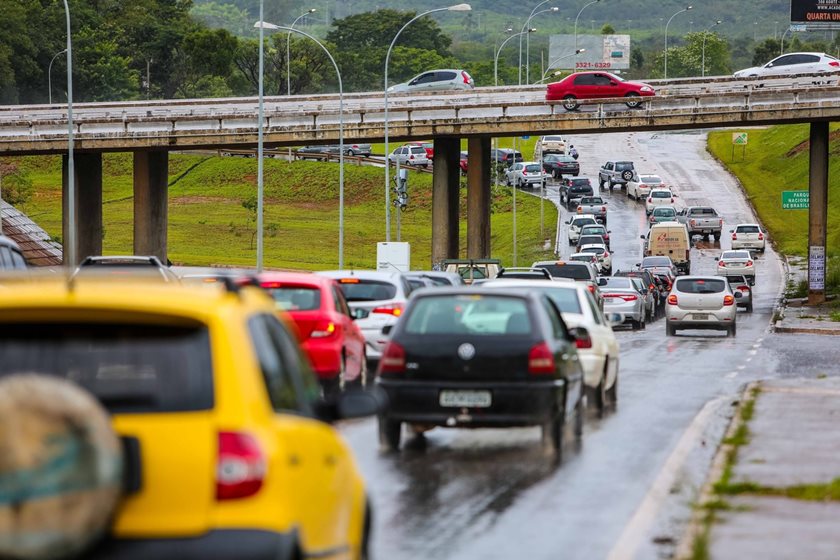 Brasilia, DF, 15/01/2016 Buraco saida lago norte Foto: Felipe Menezes